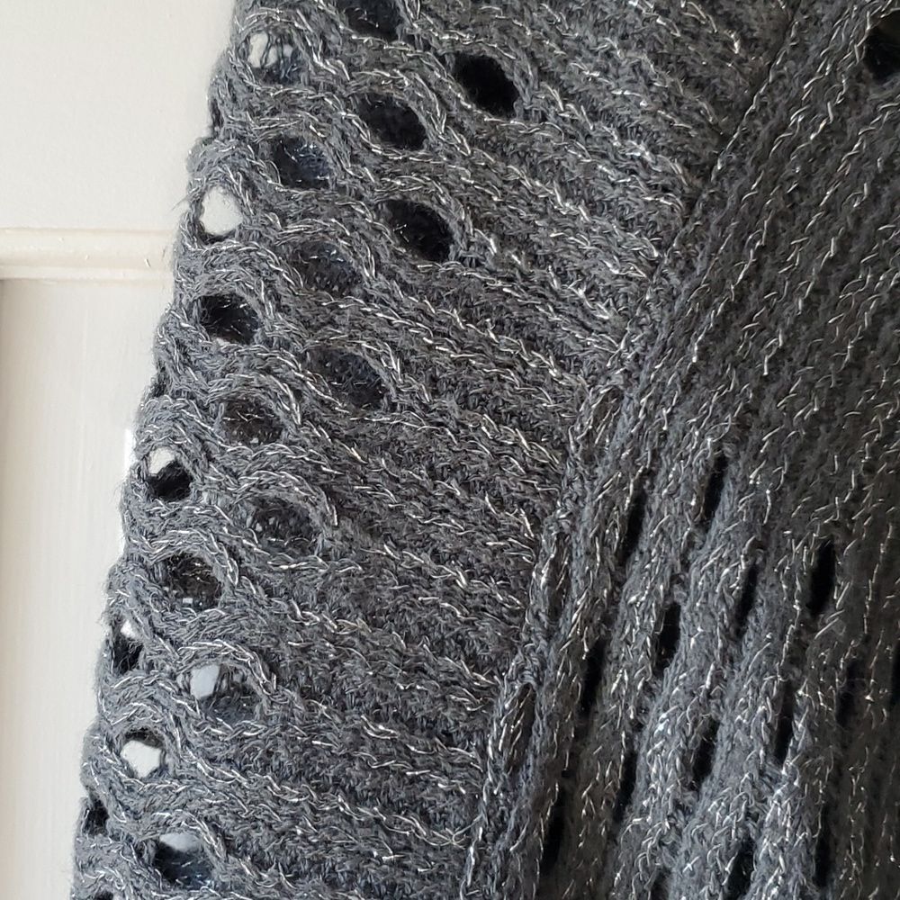 STEVE MADDEN PONCHO OPEN POINTELLE KNIT ONE SIZE BOHO STEEL GRAY SPARKLE FRINGE - Picture 3 of 8